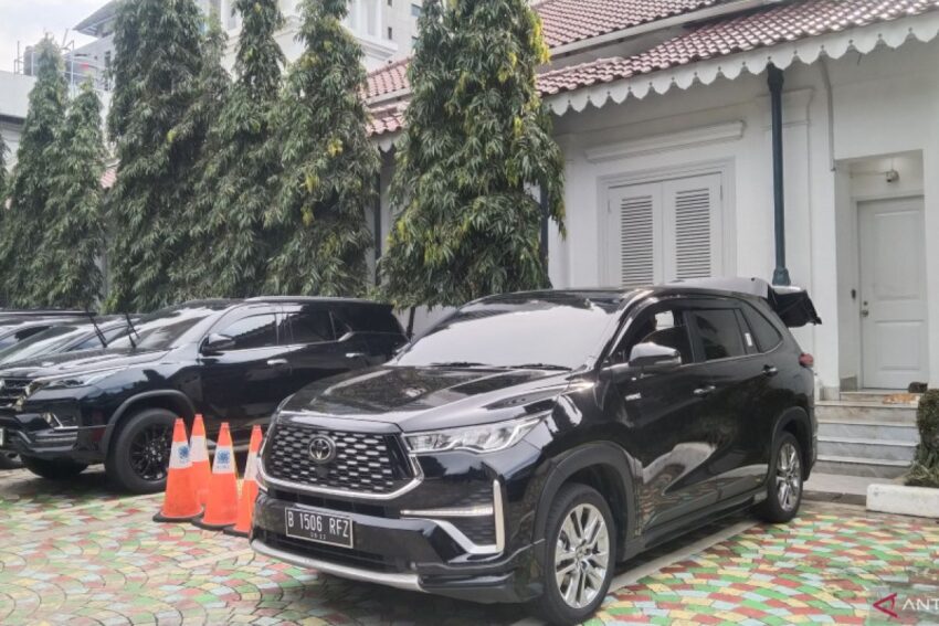 Gubernur Jakarta Uji Coba Mobil Listrik di Pusat Kota